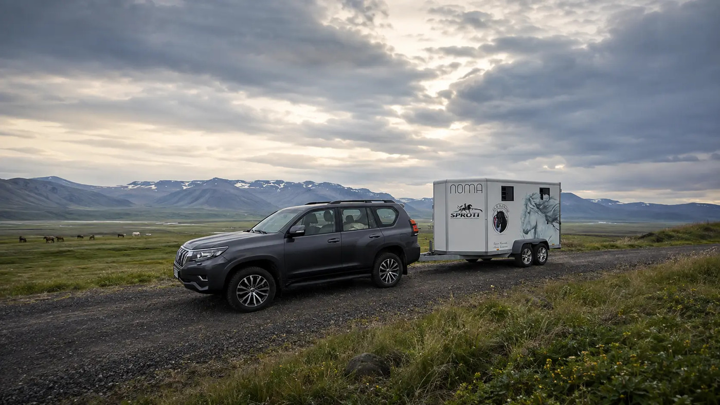 Jeppi HestaTaxi með hestakerru á fjallvegi í íslensku landslagi